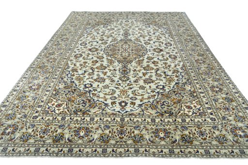 Surface texture of 2000s Kashan rug with natural Wool and intricate pattern