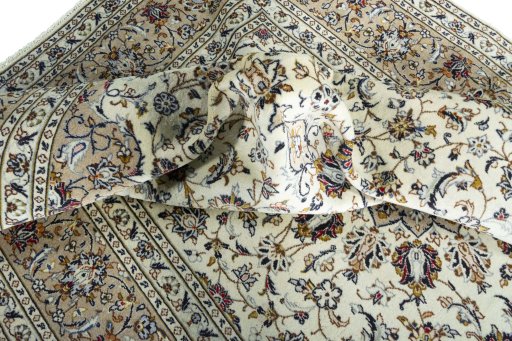 Surface texture of 2000s Kashan rug with natural Wool and intricate pattern