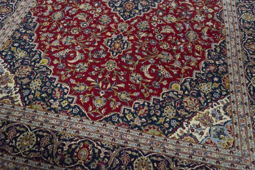 Close-up detail of New Kashan rug from Iran / Persia showing Cork weave