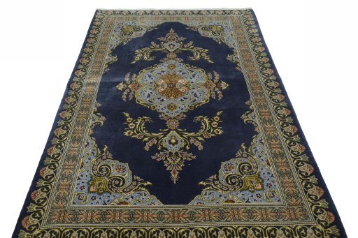 Surface texture of 2000s Kashan rug with natural Wool and intricate pattern