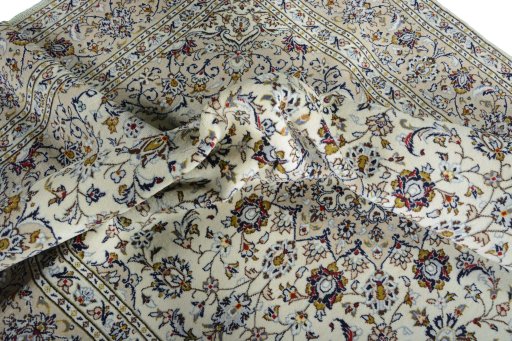 Surface texture of 2000s Kashan rug with natural Wool and intricate pattern