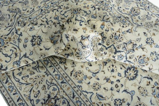 Surface texture of 2000s Kashan rug with natural Wool and intricate pattern