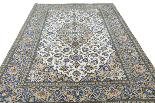 Surface texture of 2000s Kashan rug with natural Wool and intricate pattern