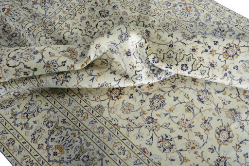 Surface texture of 2000s Kashan rug with natural Wool and intricate pattern