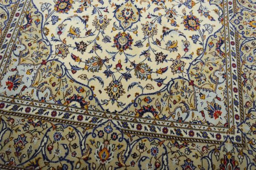 Close-up detail of New Kashan rug from Iran / Persia showing Cork weave