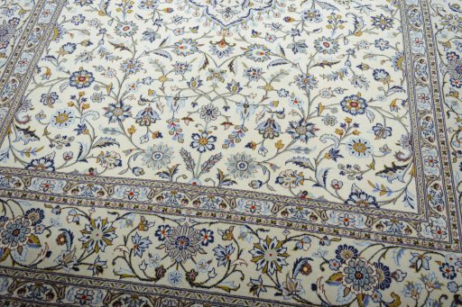 Close-up detail of New Kashan rug from Iran / Persia showing Cork weave
