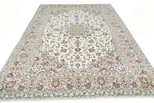 Surface texture of 2000s Kashan rug with natural Wool and intricate pattern