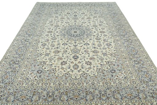 Surface texture of 2000s Kashan rug with natural Wool and intricate pattern
