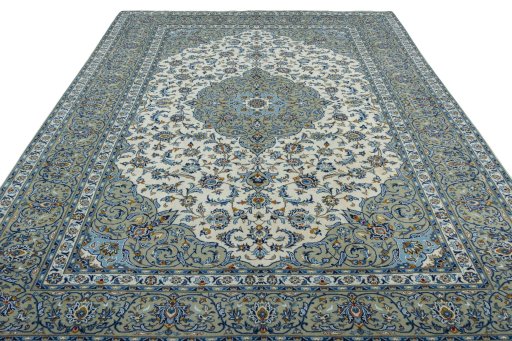 Surface texture of 2000s Kashan rug with natural Wool and intricate pattern