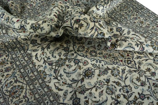 Surface texture of 2000s Kashan rug with natural Wool and intricate pattern