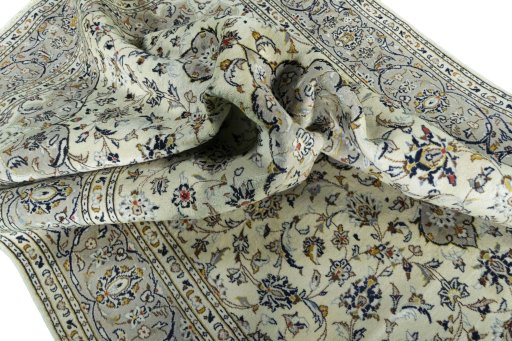Surface texture of 2000s Kashan rug with natural Wool and intricate pattern
