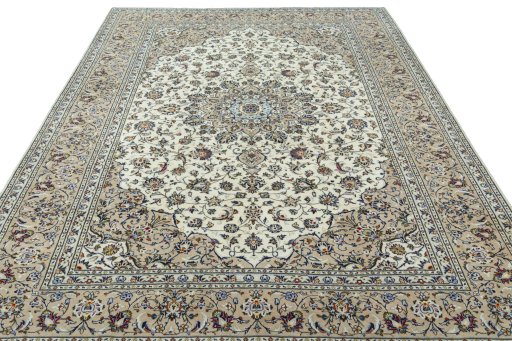 Surface texture of 2000s Kashan rug with natural Wool and intricate pattern