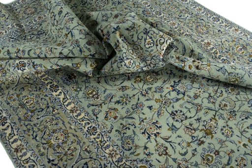 Surface texture of 2000s Kashan rug with natural Wool and intricate pattern
