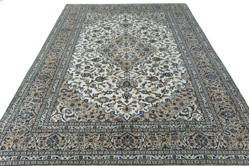 Surface texture of 2000s Kashan rug with natural Wool and intricate pattern