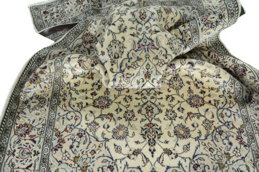 Surface texture of 2000s Kashan rug with natural Wool and intricate pattern