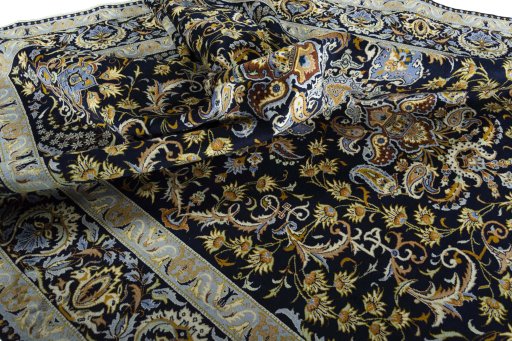 Surface texture of 2000s Kashan rug with natural Wool and intricate pattern