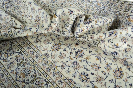 Surface texture of 2000s Kashan rug with natural Wool and intricate pattern