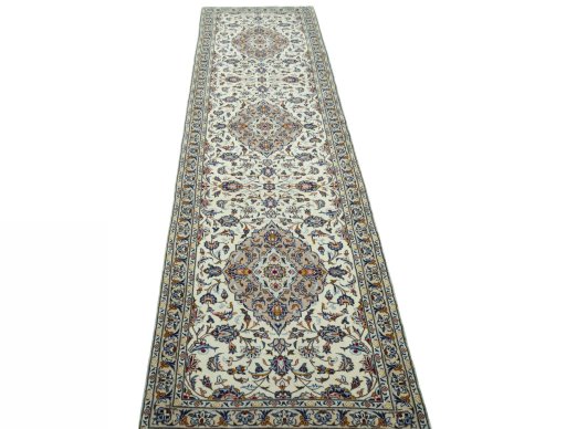 Surface texture of 2000s Kashan rug with natural Wool and intricate pattern