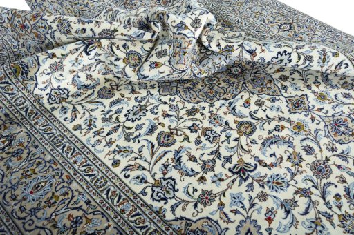 Surface texture of 2000s Kashan rug with natural Wool and intricate pattern
