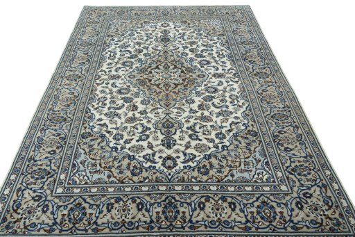Surface texture of 2000s Kashan rug with natural Wool and intricate pattern