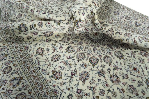 Surface texture of 2000s Kashan rug with natural Wool and intricate pattern