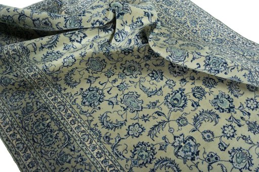 Surface texture of 2000s Kashan rug with natural Wool and intricate pattern