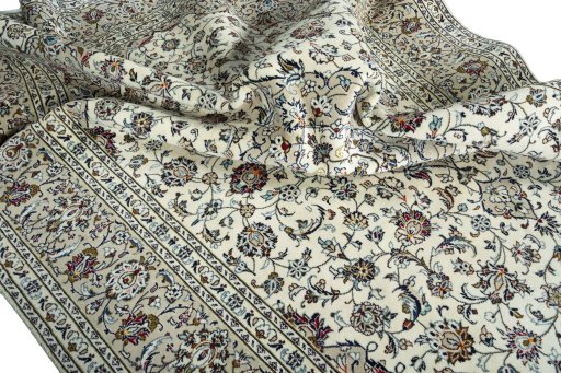 Surface texture of 2000s Kashan rug with natural Wool and intricate pattern