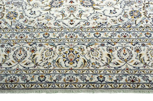 Full view of New Kashan rug from Iran / Persia, 400 × 293 cm in Beige tones