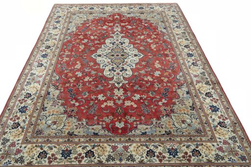 Surface texture of New Kashan rug with natural Wool and intricate pattern