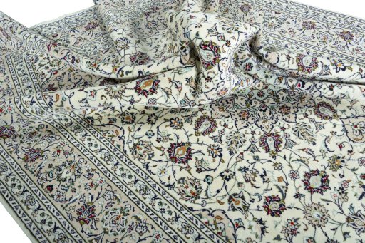 Surface texture of 2000s Kashan rug with natural Wool and intricate pattern