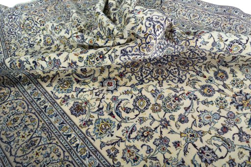 Surface texture of 2000s Kashan rug with natural Wool and intricate pattern