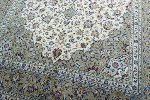 Close-up detail of New Kashan rug from Iran / Persia showing Cork weave