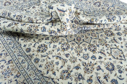 Surface texture of 2000s Kashan rug with natural Wool and intricate pattern