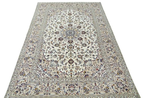 Surface texture of 2000s Kashan rug with natural Wool and intricate pattern