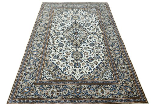 Surface texture of 2000s Kashan rug with natural Wool and intricate pattern