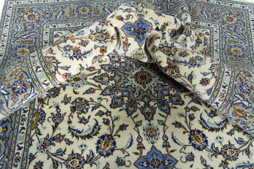 Surface texture of 2000s Kashan rug with natural Wool and intricate pattern