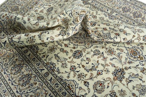 Surface texture of 2000s Kashan rug with natural Wool and intricate pattern