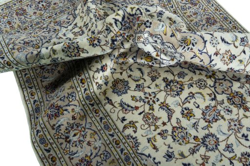 Surface texture of 2000s Kashan rug with natural Wool and intricate pattern