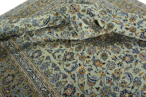 Surface texture of 2000s Kashan rug with natural Wool and intricate pattern