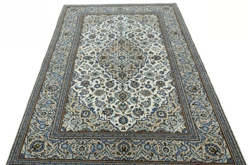 Surface texture of 2000s Kashan rug with natural Wool and intricate pattern