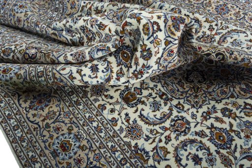 Surface texture of 2000s Kashan rug with natural Wool and intricate pattern