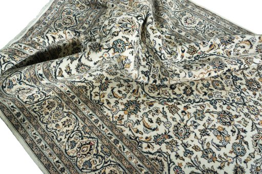 Surface texture of 2000s Kashan rug with natural Wool and intricate pattern