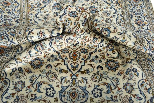 Surface texture of 2000s Kashan rug with natural Wool and intricate pattern