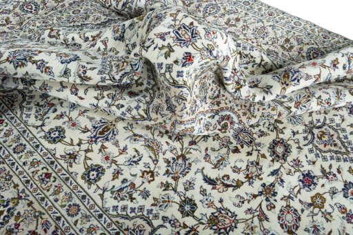 Surface texture of 2000s Kashan rug with natural Wool and intricate pattern
