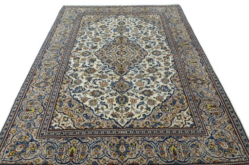 Surface texture of 2000s Kashan rug with natural Wool and intricate pattern
