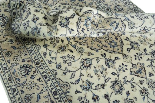 Surface texture of 2000s Kashan rug with natural Wool and intricate pattern