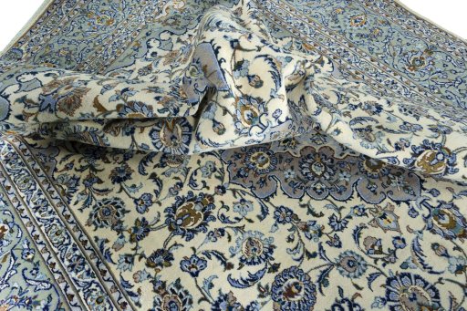 Surface texture of 2000s Kashan rug with natural Wool and intricate pattern
