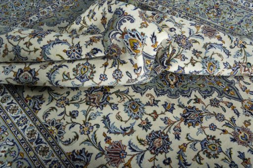 Surface texture of 2000s Kashan rug with natural Wool and intricate pattern
