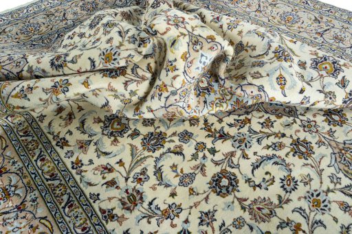 Surface texture of 2000s Kashan rug with natural Wool and intricate pattern