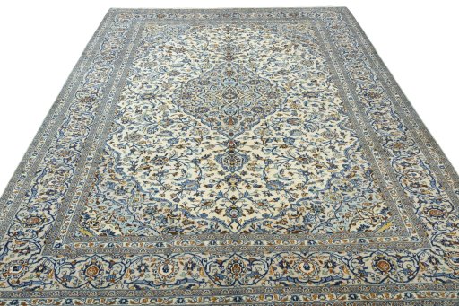 Surface texture of 2000s Kashan rug with natural Wool and intricate pattern